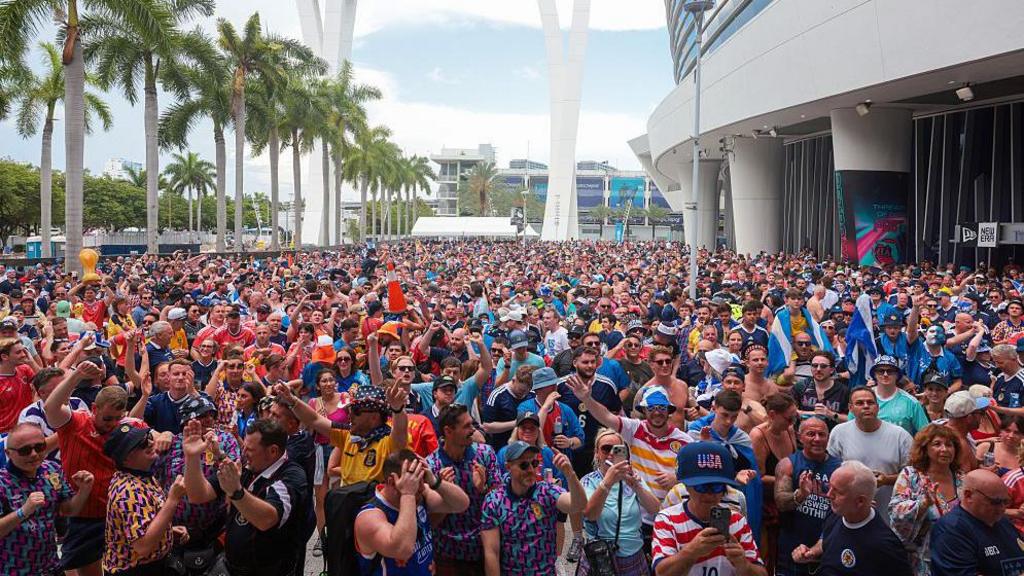El ejército escocés de tartán convierte la parada de Miami en una celebración de la Copa del Mundo