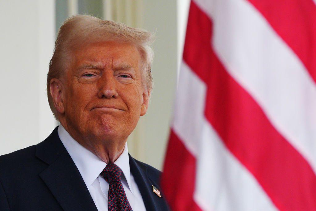 Trump looks happy and relaxed in front of US flag at press conference