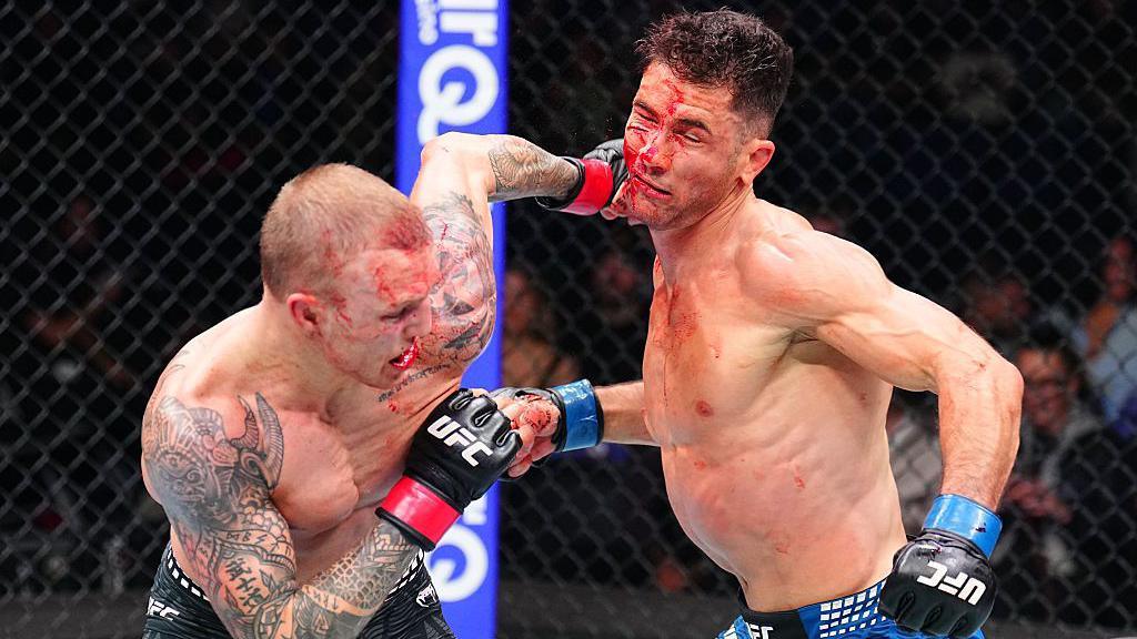 Mason Jones punches a bloodied Axel Sosa