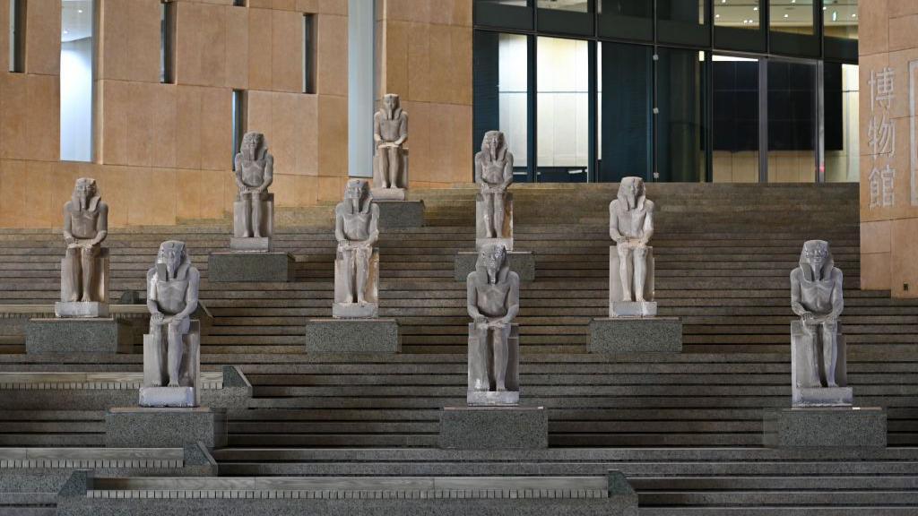 Pharaonic statues placed on a staircase