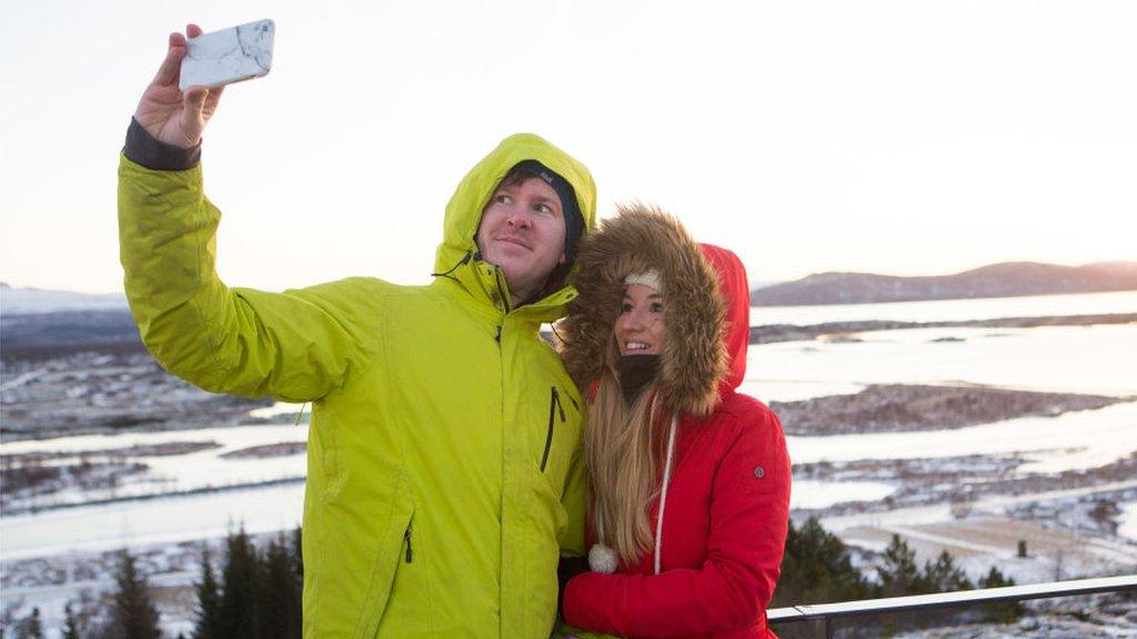 tourists-taking-picture-iceland