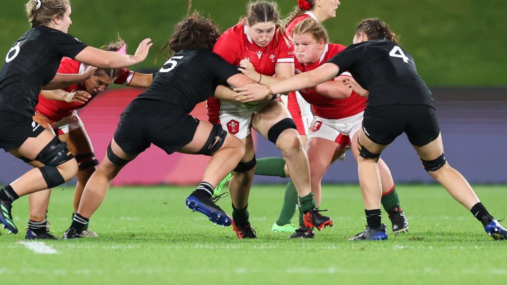 Gwen Crabb of Wales takes on Chelsea Bremner of New Zealand and Maiakawanakaulani Roos of New Zealand