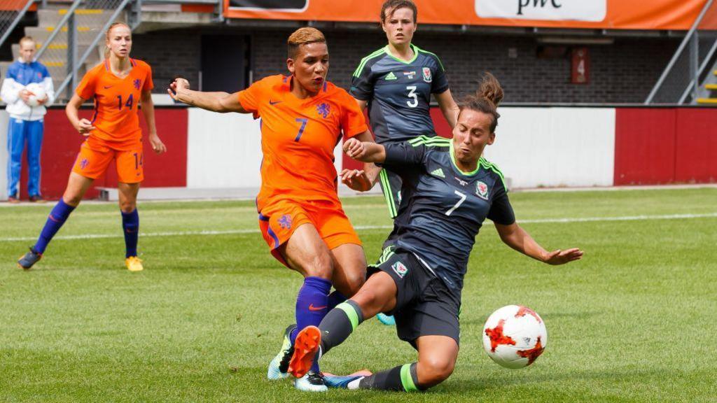 Shanice van de Sanden a Hayley Ladd yn brwydro am y bêl mewn gêm gydag un chwaraewr Cymru ac un chwaraewr Yr Iseldiroedd yn y cefndir