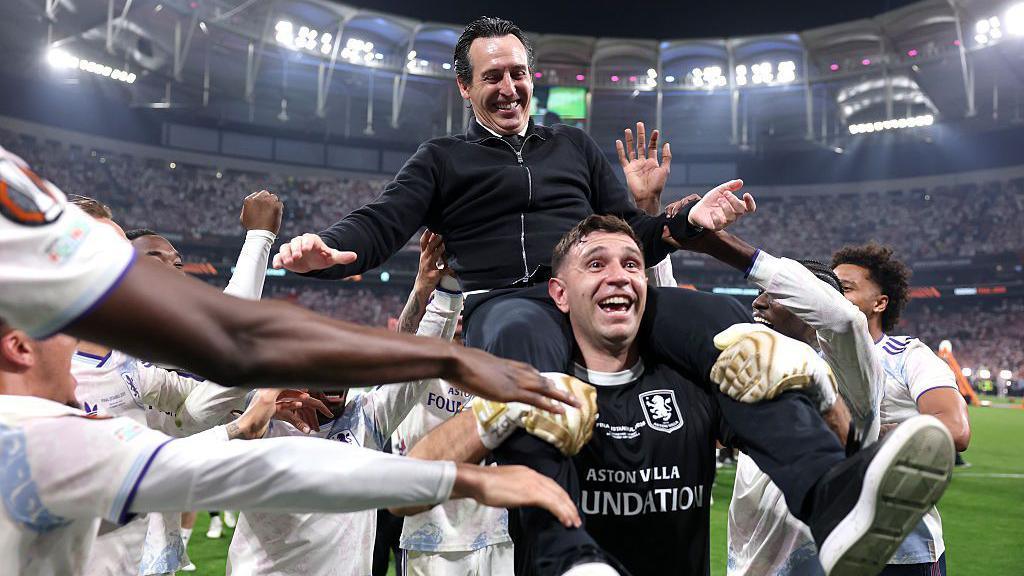 Unai Emery on Emi Martinez's shoulders 