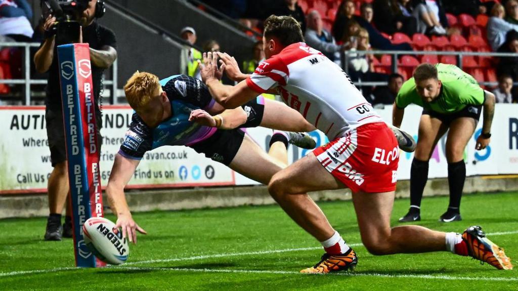 St Helens' play-off hopes fade after loss to Hull FC