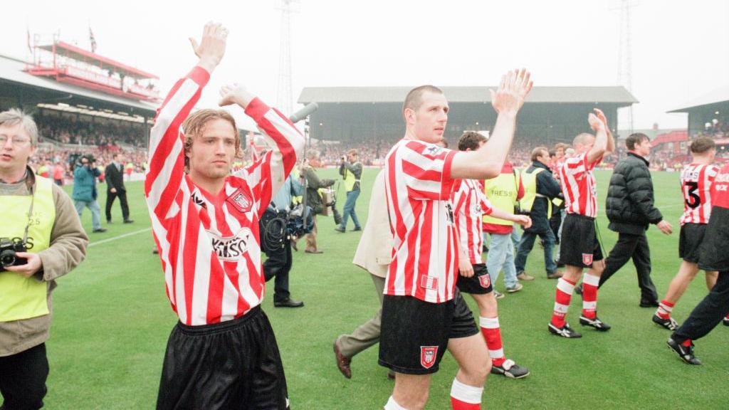 Sunderland players including Michael Gray clap on the pitch as they acknowledge the club's fans following the final game at Roker Park. 