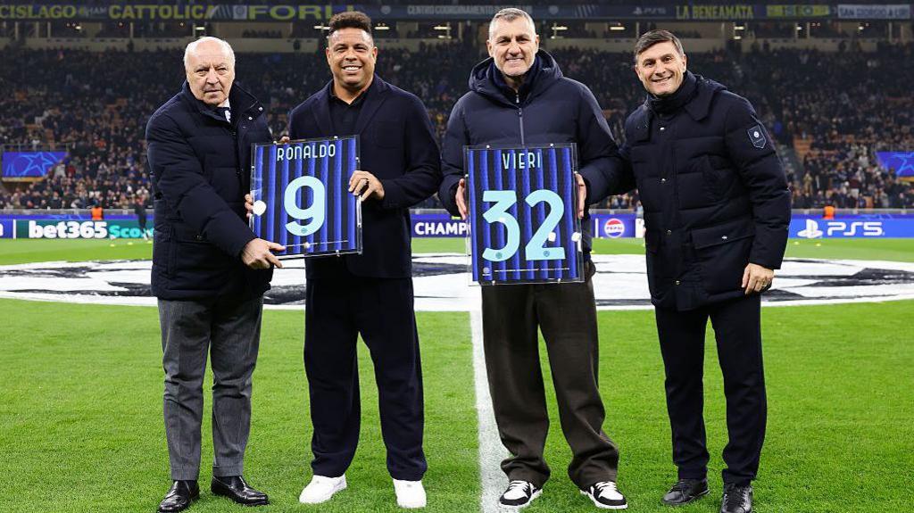 Ronaldo and Christian Vieri presented with gifts at San Siro