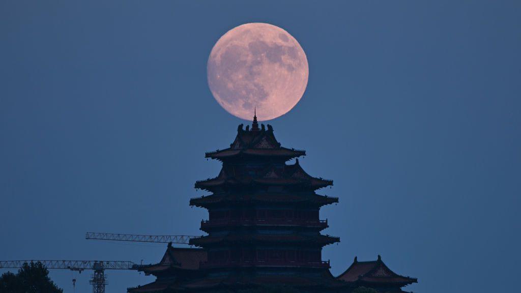 A supermoon seen from Nanjing, China 