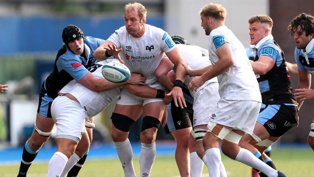 Alun Wyn Jones feeds the ball back from a line-out