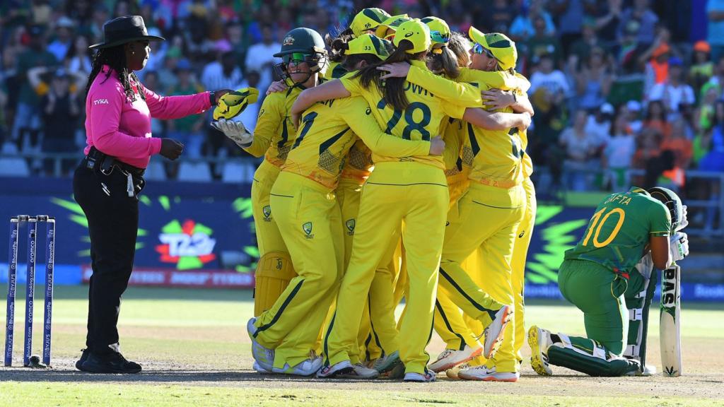 Australia celebrate winning the Women's T20 World Cup