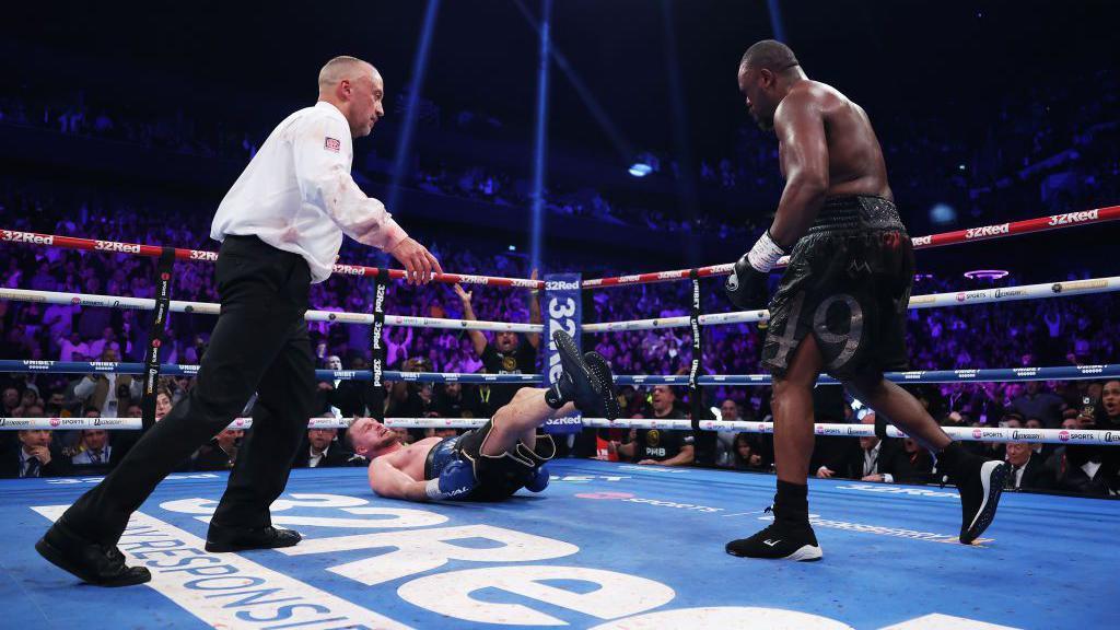 Derek Chisora stands over Otto Wallin