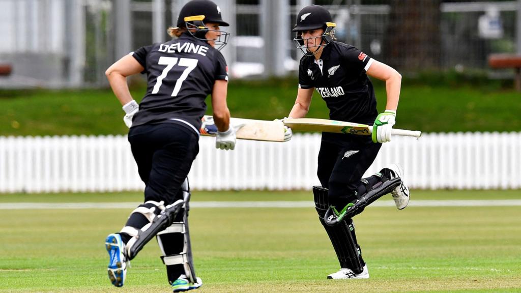 New Zealand's Sophie Devine and Amy Satterthwaite run between the wickets