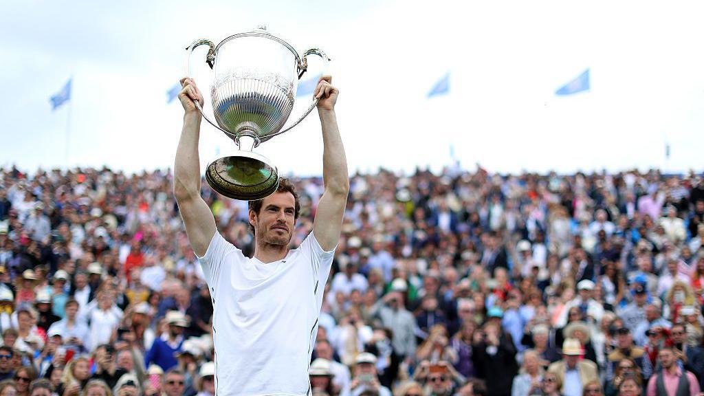 Andy Murray holding the Queen's Club Championship singles trophy in 2016