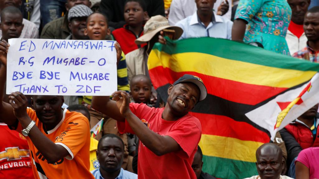 People wait for the inauguration ceremony to swear in Zimbabwe's Emmerson Mnangagwa as president in Harare, Zimbabwe, 24 November 2017