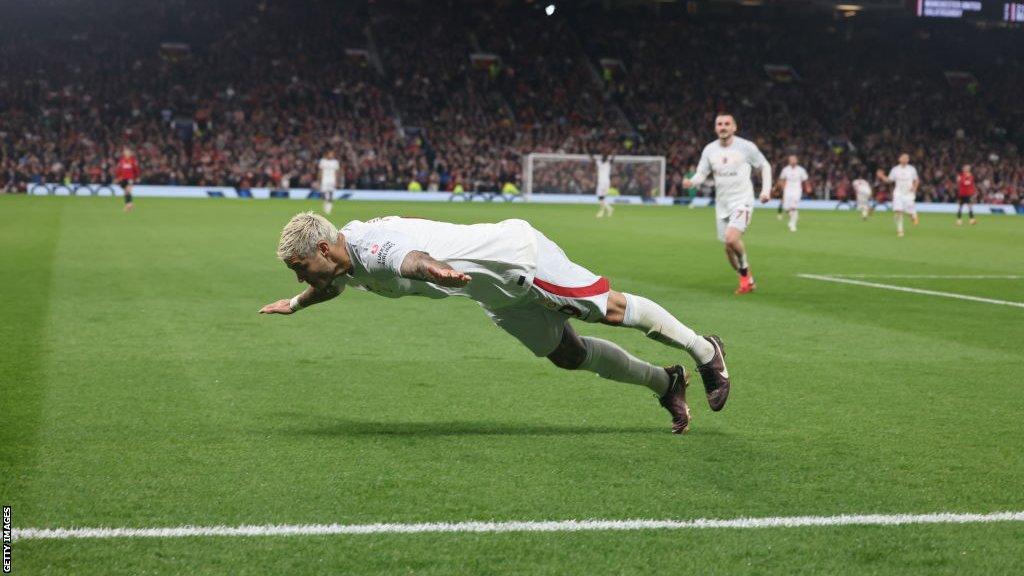 Mauro Icardi celebrates his late goal at Manchester United