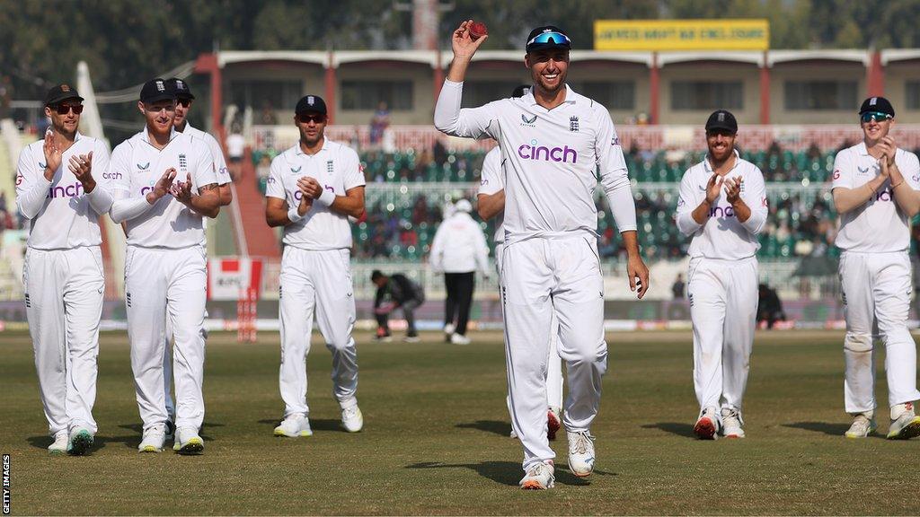 Will Jacks walks off after taking six wickets