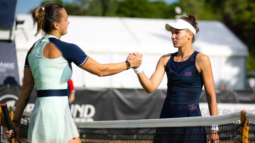 Aryna Sabalenka shakes hands with Veronika Kudermetova