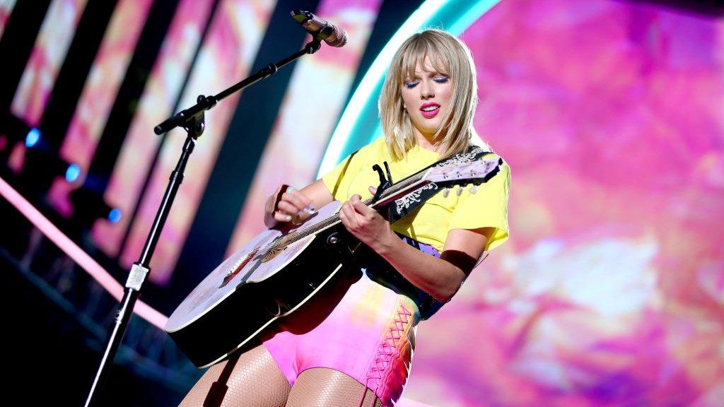 taylor-swift-playing-guitar.