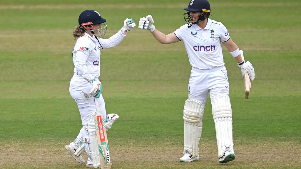 Heather Knight and Tammy Beaumont punch gloves