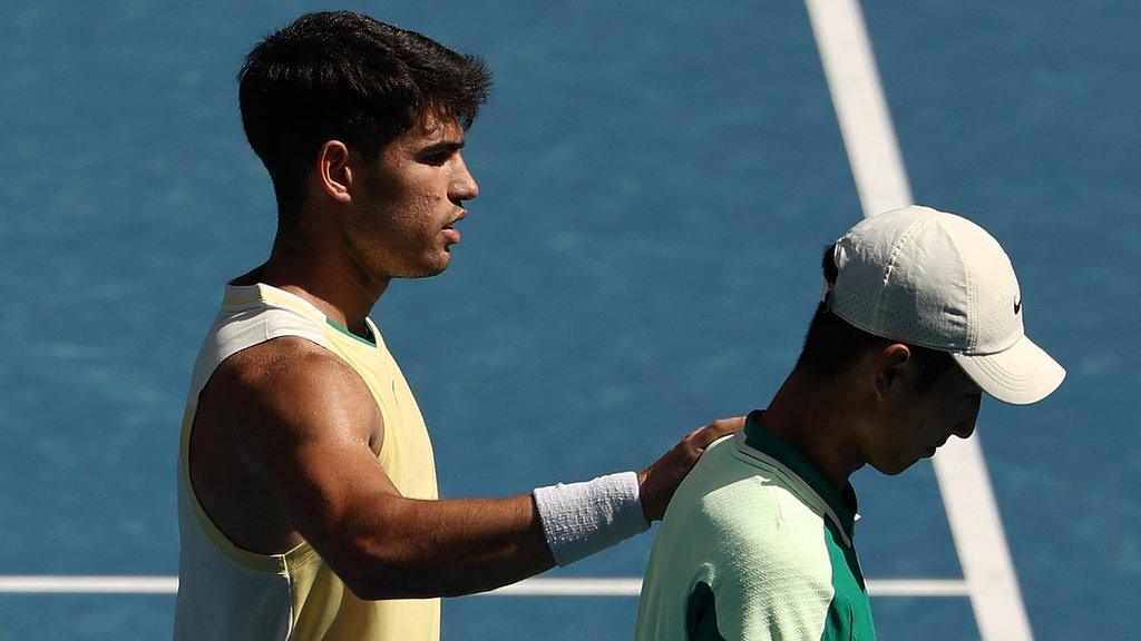 Carlos Alcaraz comforts Shang Juncheng after he retired with injury