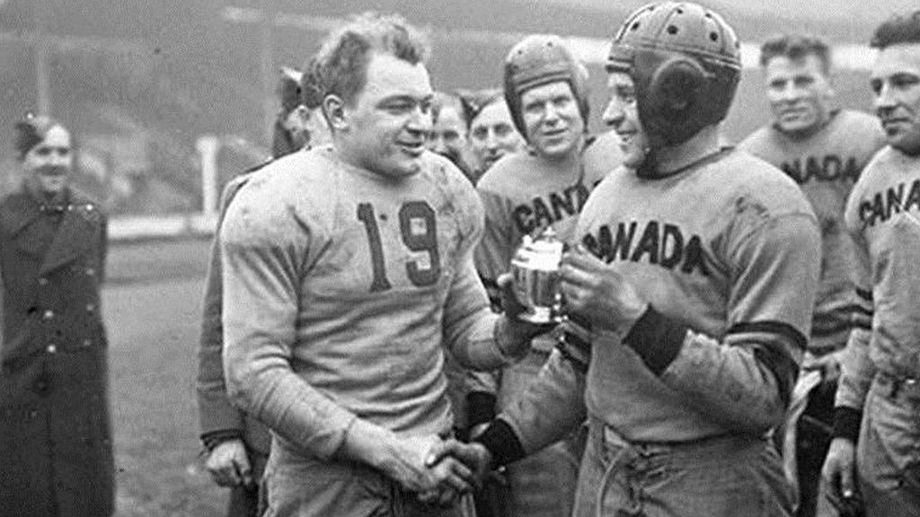 Pte Frank Dombrowski (left) of the United States and Maj Denis Whitaker (Canada)