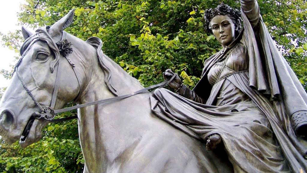 Fine Lady statue at Banbury Cross