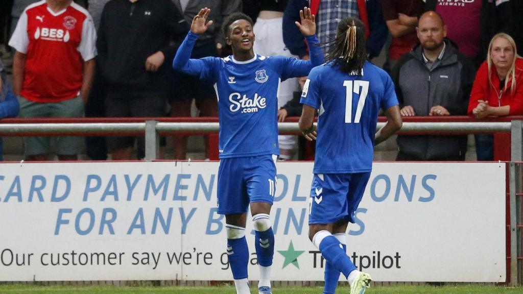 Everton celebrate goal against Fleetwood