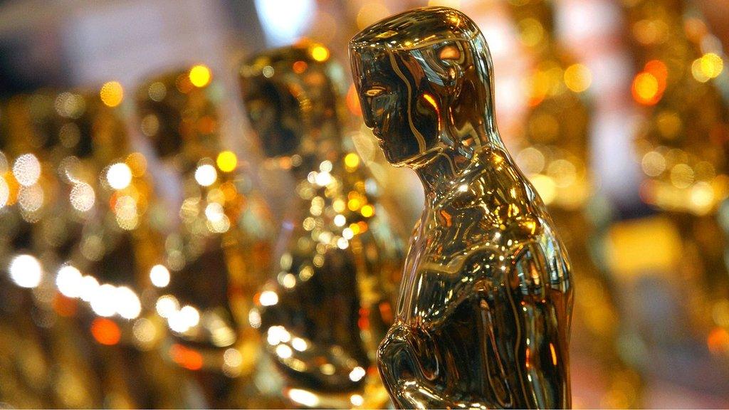 Oscars statuettes