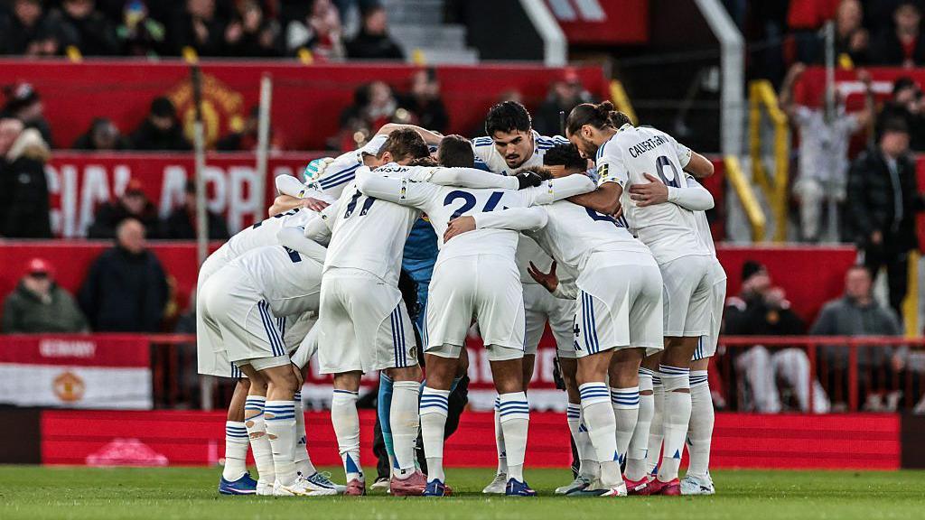 Leeds United players huddle before kick-off