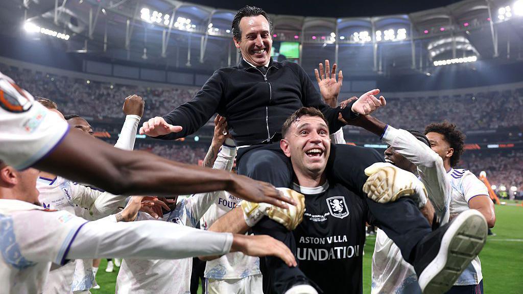 Emi Martinez and Unai Emery