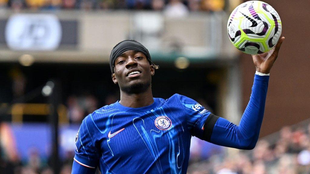 Chelsea's Noni Madueke celebrates scoring his third goal against Wolves