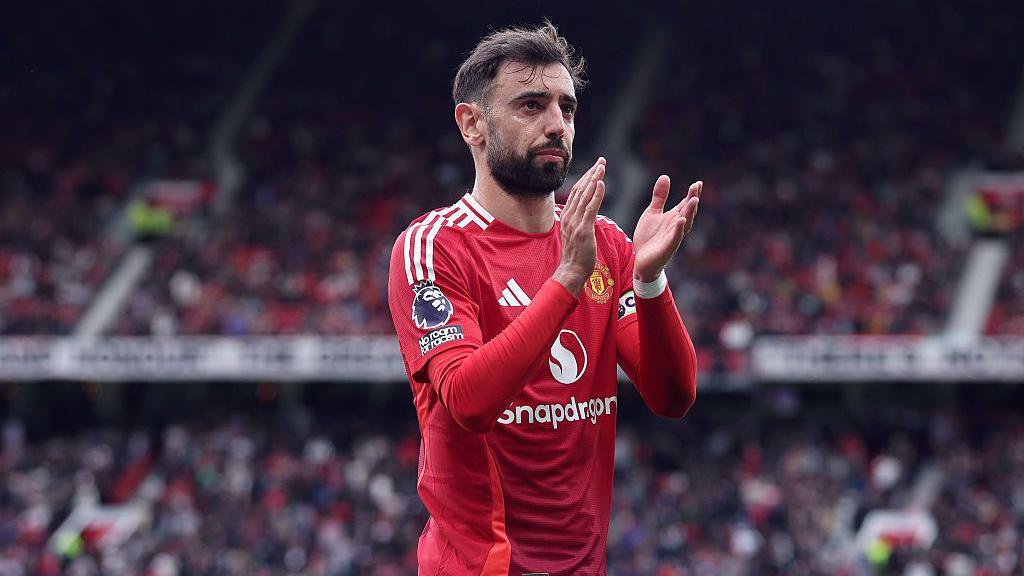 Man Utd news: Fans react to Bruno Fernandes staying at club - BBC Sport