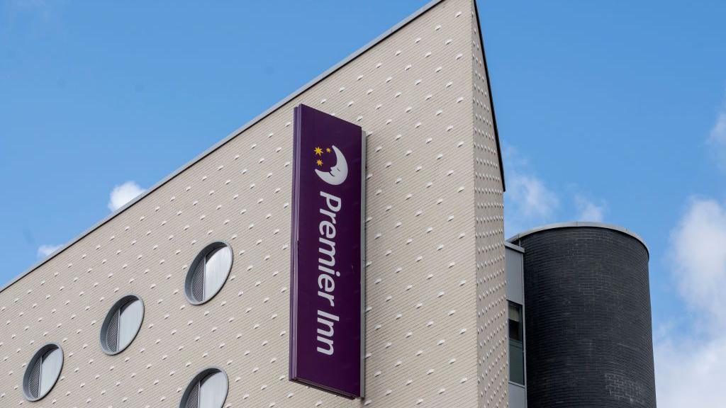 Arwydd gwesty Premier Inn