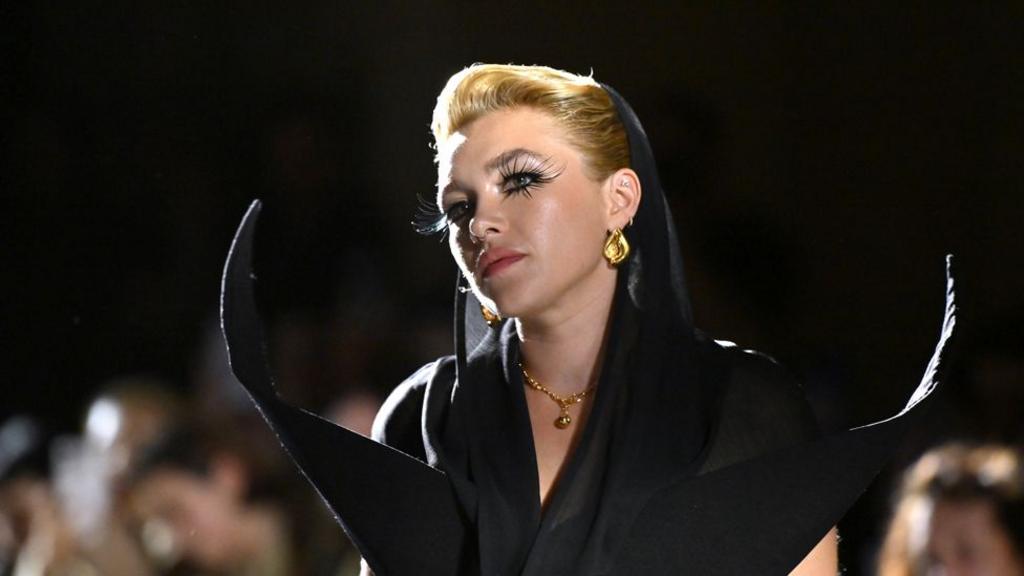 Florens Pugh, sovuq qor va toʻy liboslari: London moda haftasidan eng yaxshi suratlar