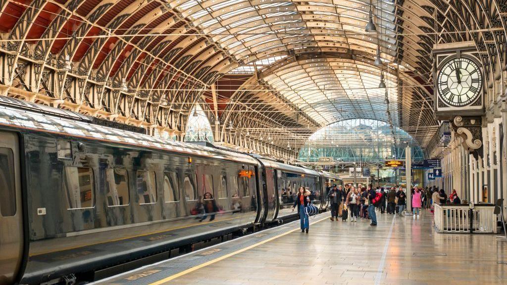 Gorsaf Paddington yn Llundain
