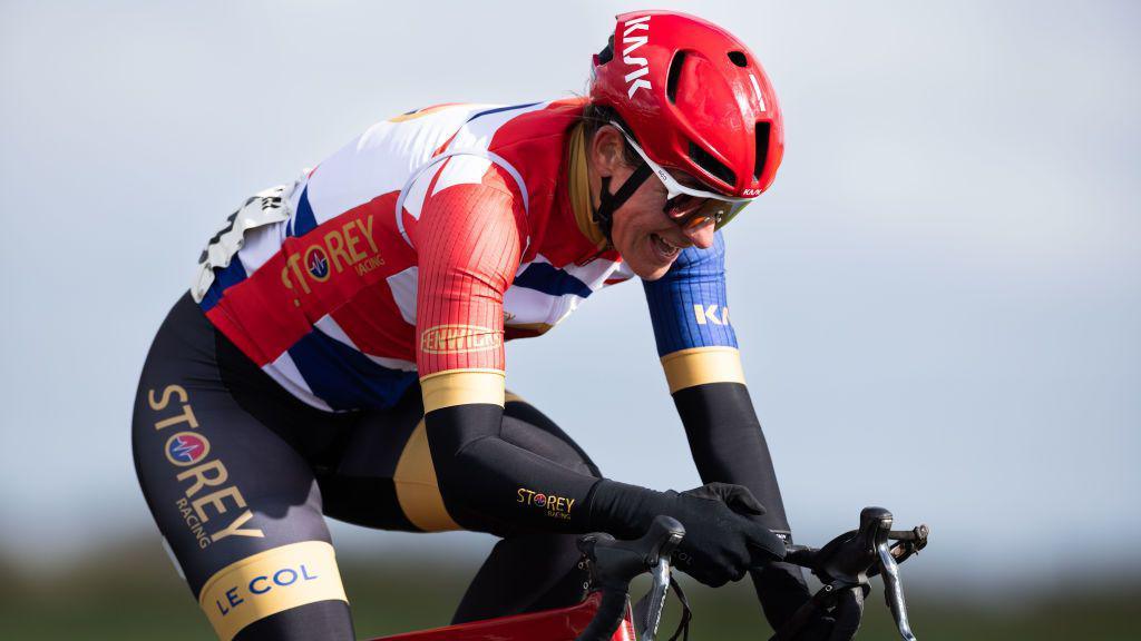 Dame Sarah Storey competing on a bicycle