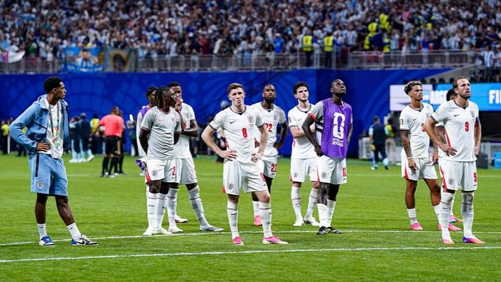 England players look dejected after losing to Argentina