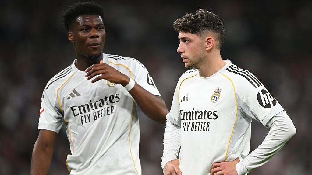 Aurelien Tchouameni y Federico Valverde jugando para el Real Madrid.