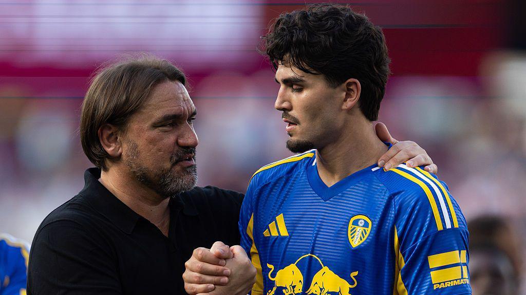Leeds United manager Daniel Farke high-fives Pascal Struijk