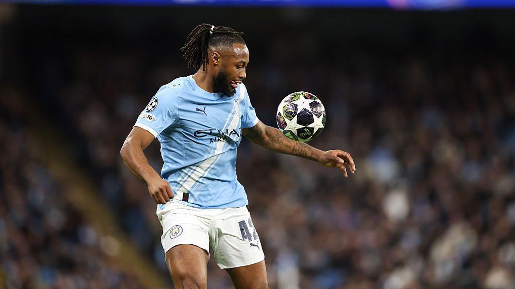 Antoine Semenyo controls the ball