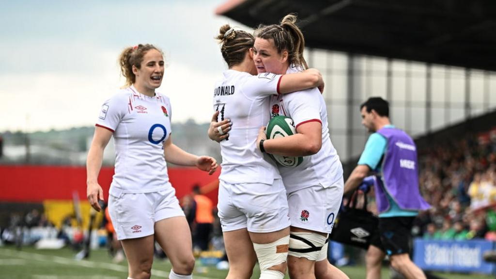 England celebrate Sarah Beckett's early try