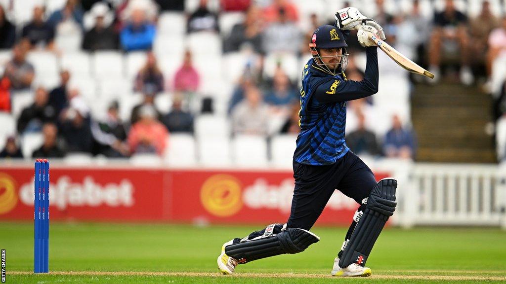 Ed Barnard batting for Warwickshire