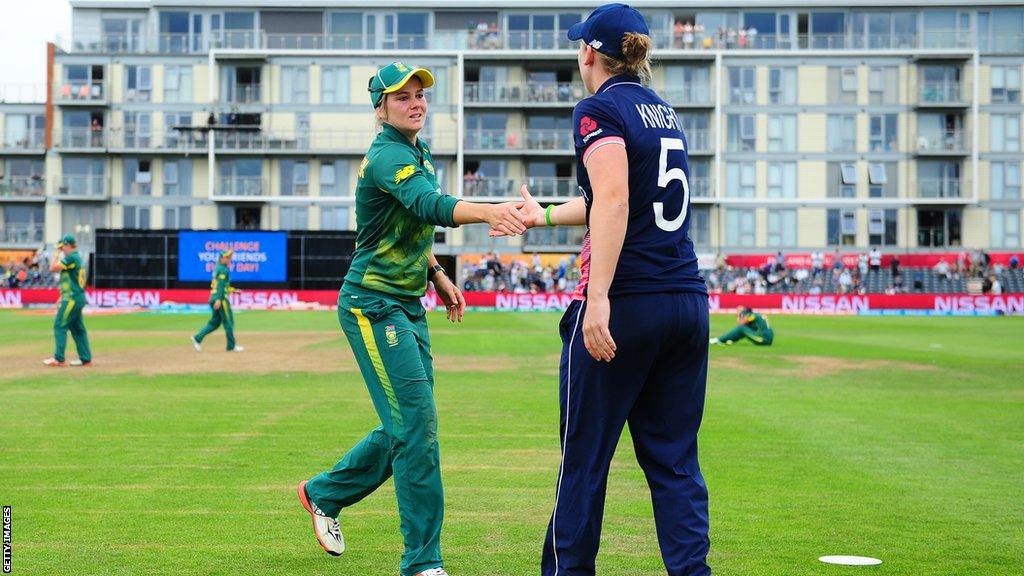 Dane van Niekerk of South Africa (left) and Heather Knight of England