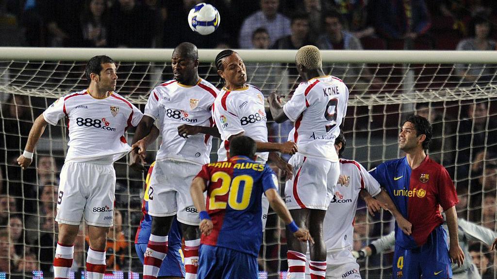 Enzo Maresca facing a Dani Alves free-kick for Sevilla against Barcelona