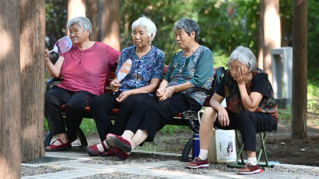 Elderly people relax at a park on Lindai Road in Yingzhou district of Fuyang city, East China's Anhui province