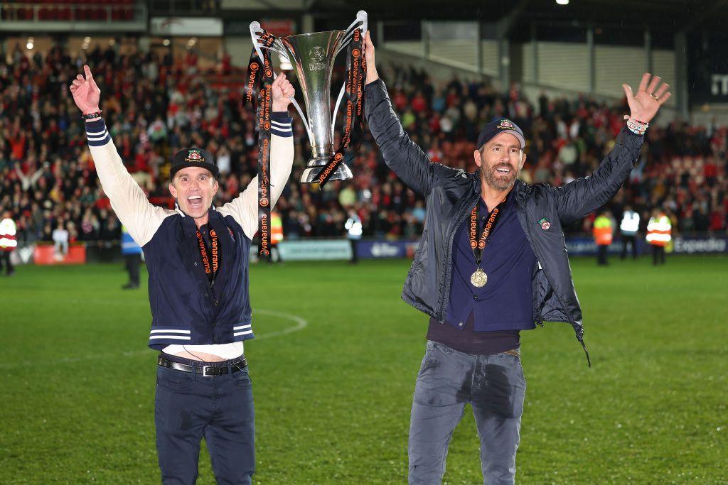 Ryan Reynolds and Rob McElhenney hold the National League trophy