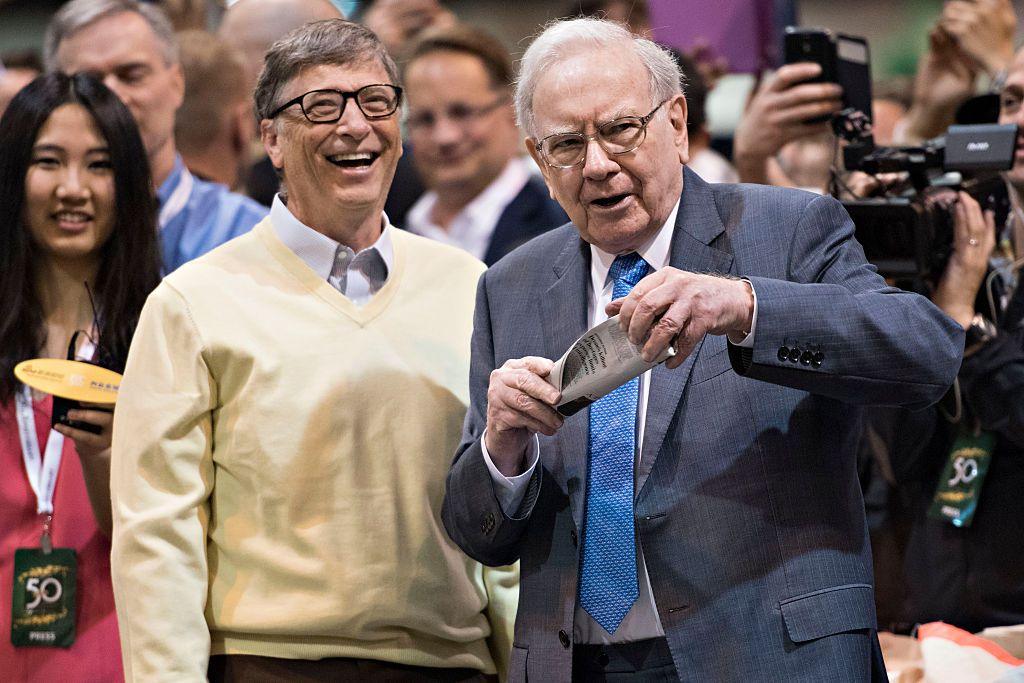 Warren Buffett, Berkshire Hathaway Inc. chairman, right, talks with Bill Gates, billionaire and co-chair of the Bill and Melinda Gates Foundation, as they tour the exhibition floor during the Berkshire Hathaway Inc. annual shareholders meeting in Omaha, Nebraska, U.S., on Saturday, May 2, 2015.