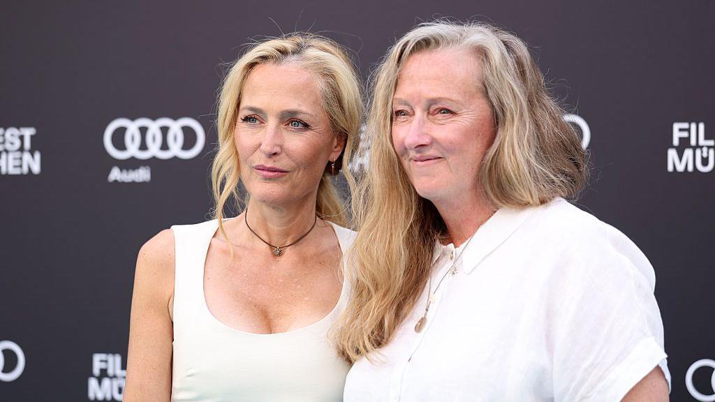 Llun o Gillian Anderson (L) a Raynor Winn