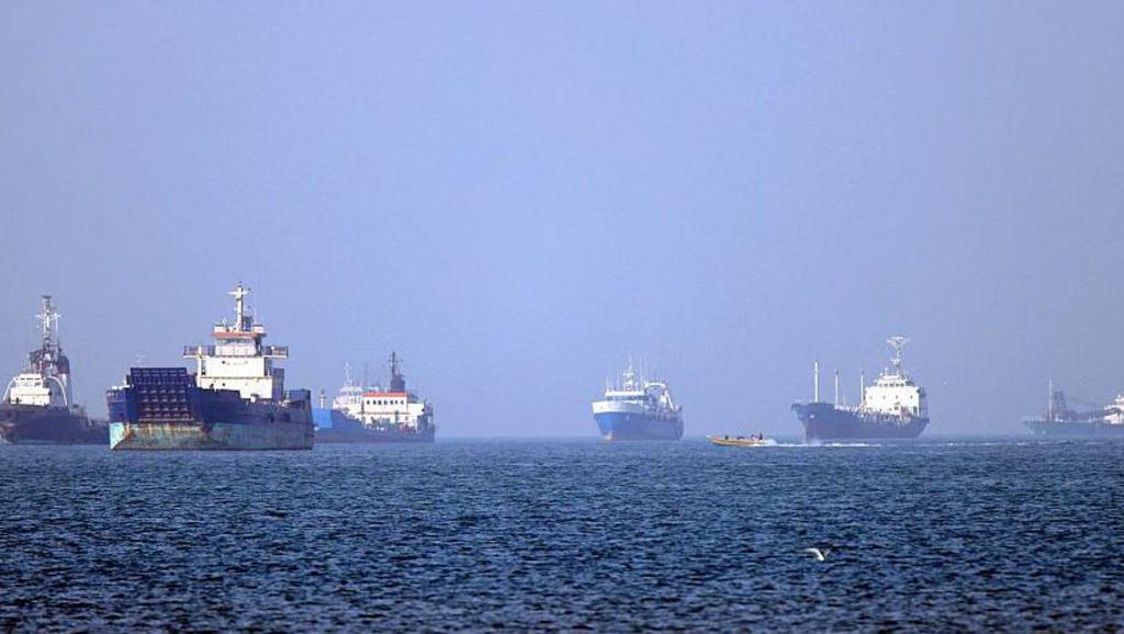  In this picture obtained from Iran's ISNA news agency on May 4, 2026, vessels are pictured anchored in the Strait of Hormuz off Bandar Abbas in southern Iran