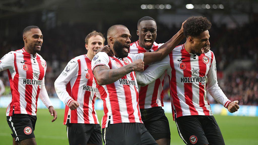Igor Thiago celebrates with his Brentford team-mates after scoring a penalty against Newcastle United at the Gtech Community Stadium on 9 November, 2025